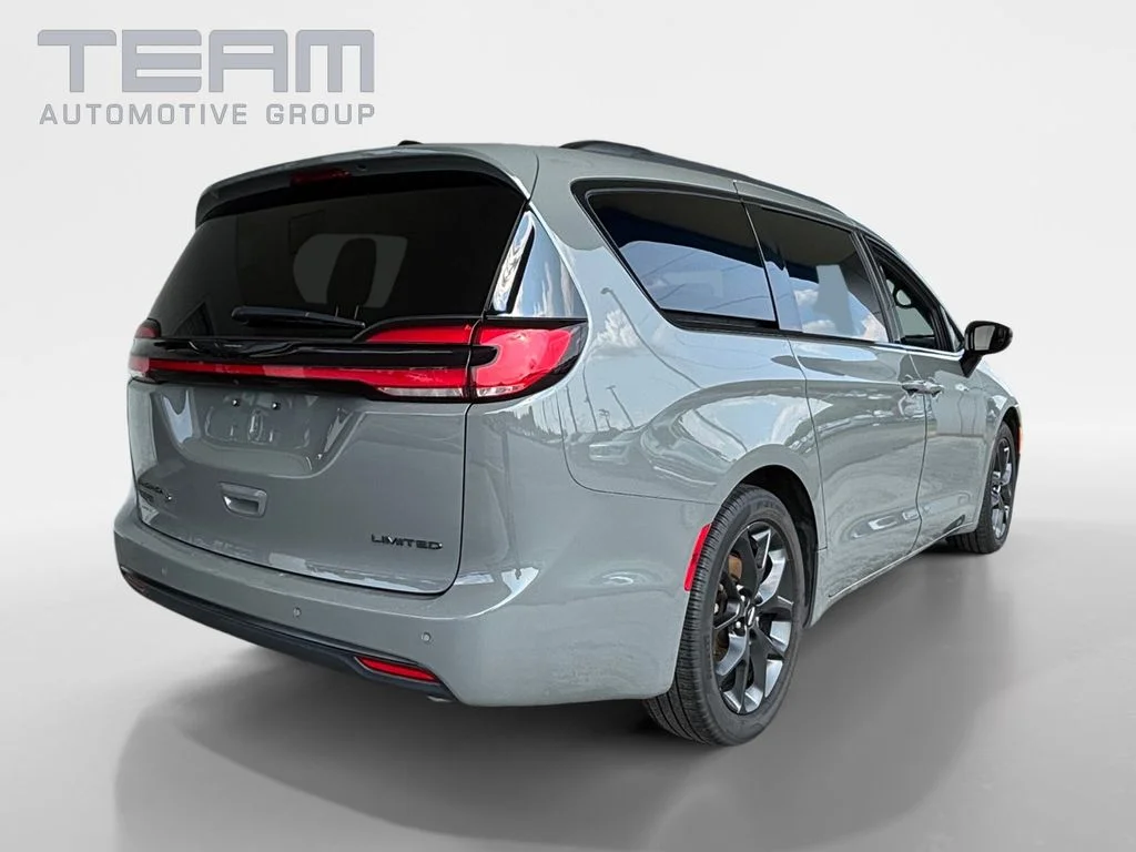 Used 2025 White Chrysler Limited image 7