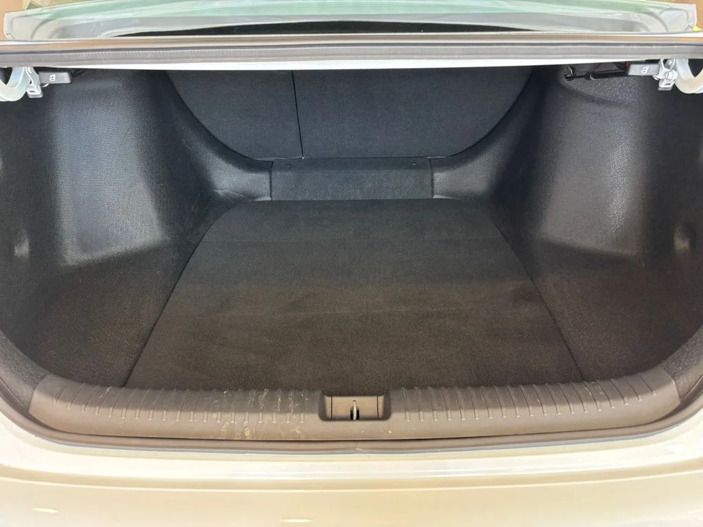 Used 2023 White Honda EX image 28