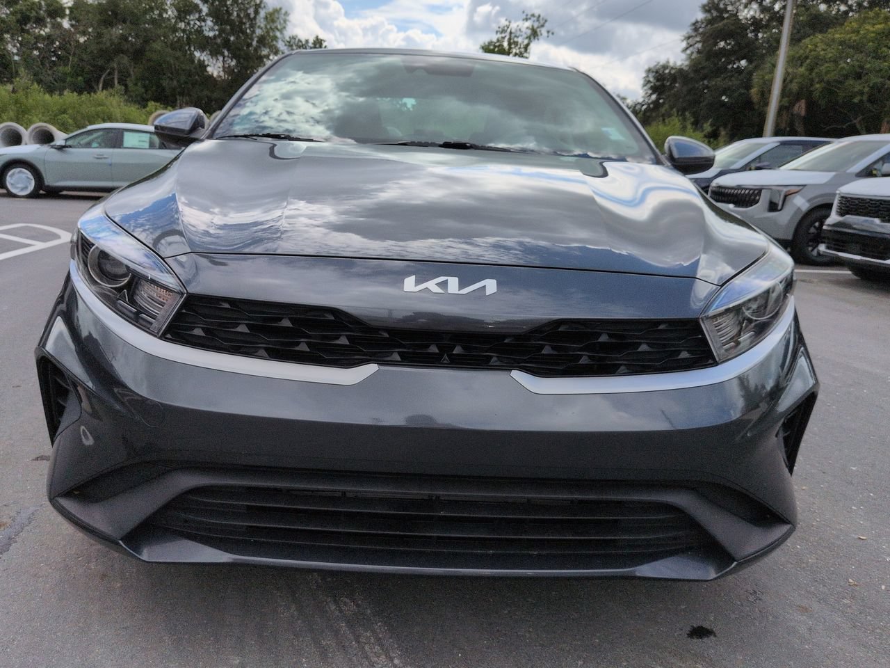 Used 2023 Gravity Gray Kia  image 9