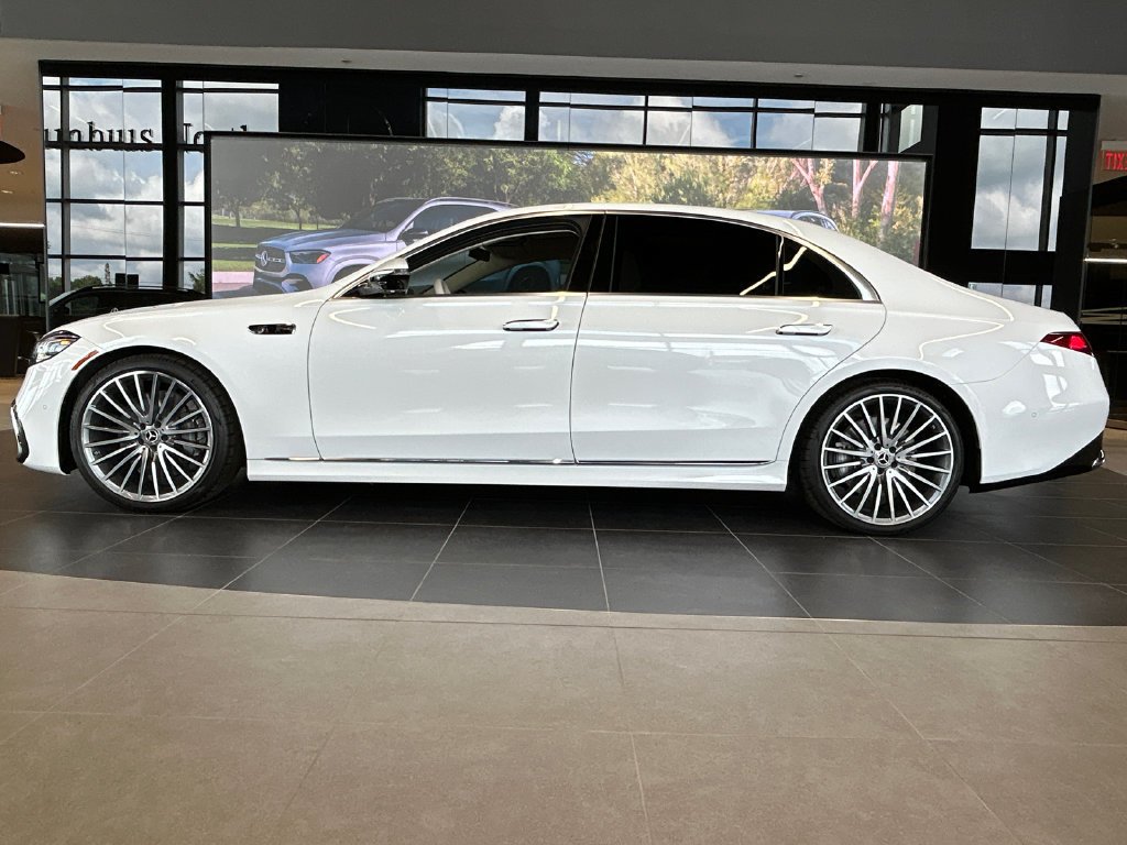 New 2027 MANUFAKTUR Moonlight White Metallic Mercedes-Benz S 580 image 3