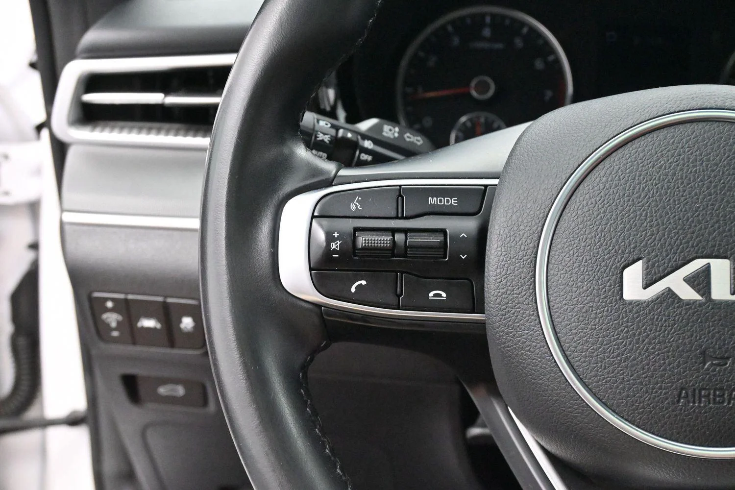 Used 2022 Glacial White Pearl Kia GT-Line image 16