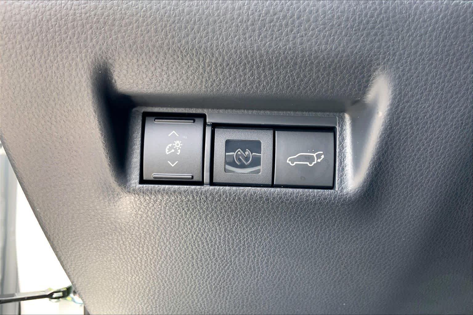 Used 2026 Ice Cap Toyota XLE Premium image 33