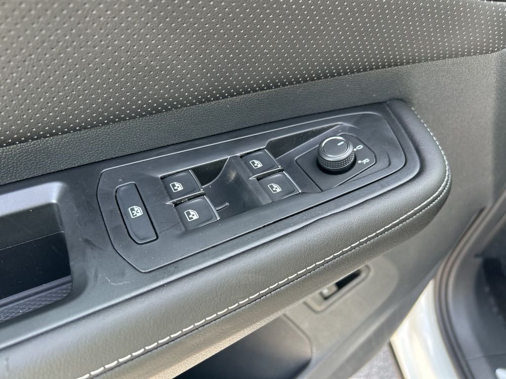New 2026 White/off-white Volkswagen SE w/Technology image 19