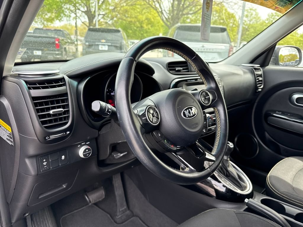 Used 2015 Blue Kia Plus image 13