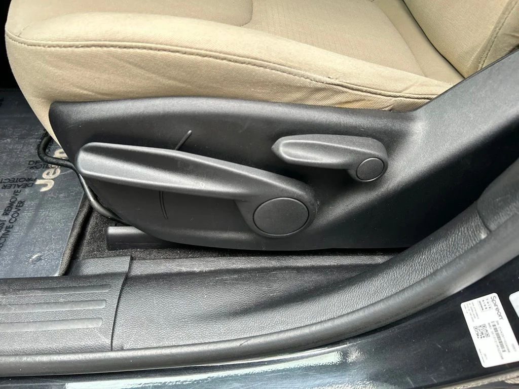 Used 2016 Black Jeep Latitude image 16