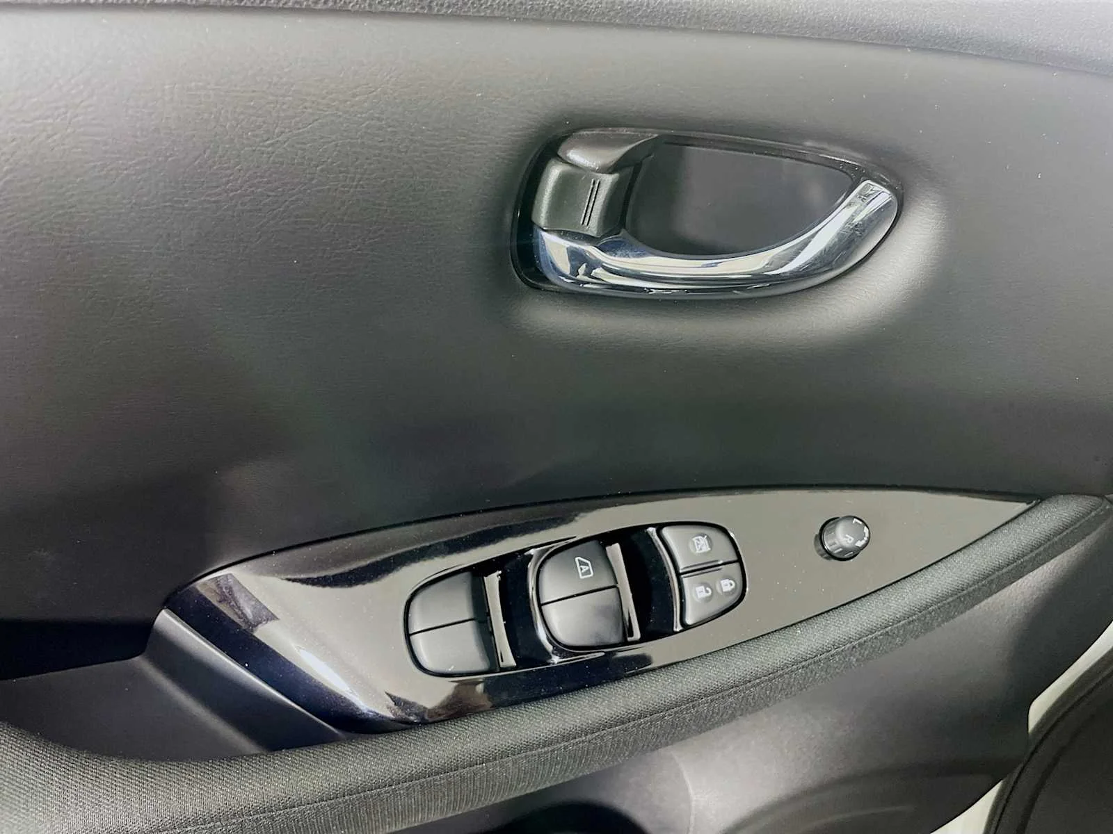 Used 2025 Super Black/Pearl White Nissan SV PLUS image 16