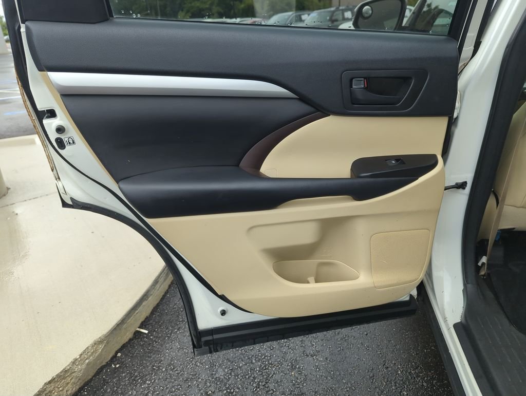 Used 2017 White Toyota LE Plus image 26