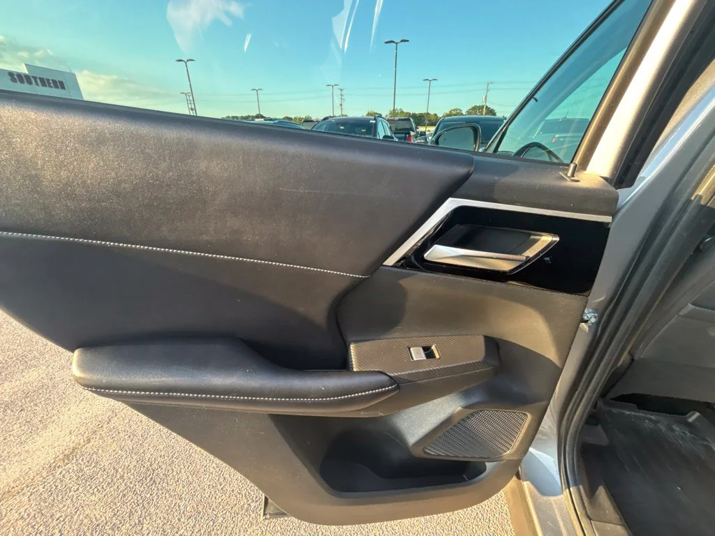 Used 2022 Silver Mitsubishi SE image 14
