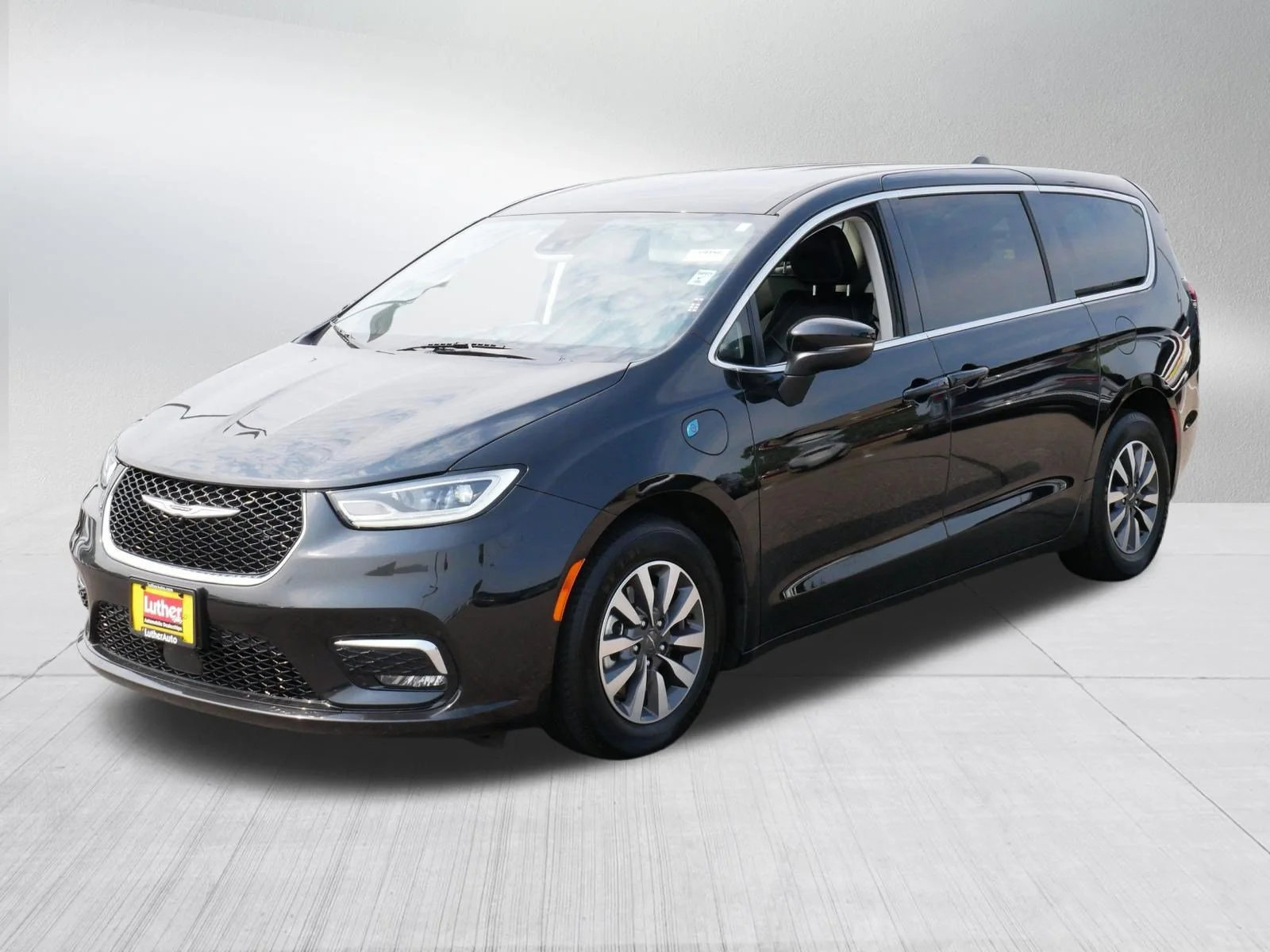 Used 2023 Brilliant Black Crystal Pearlcoat Chrysler Hybrid Touring L image 3