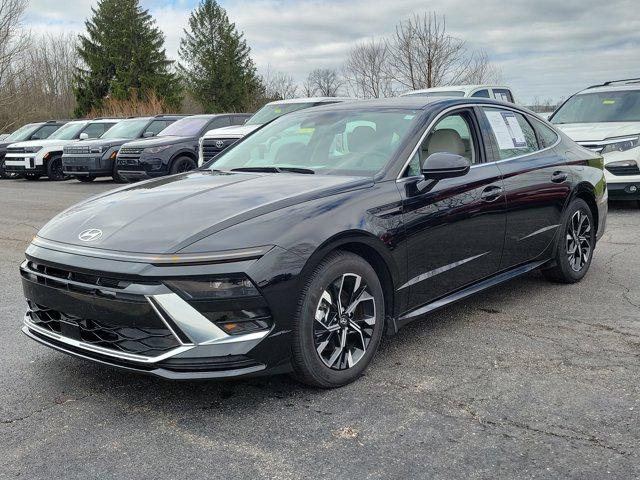 New 2025 Abyss Black Hyundai SEL image 2