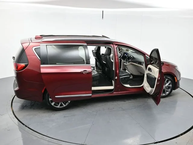 Used 2018 Velvet Red Pearlcoat Chrysler Limited image 42