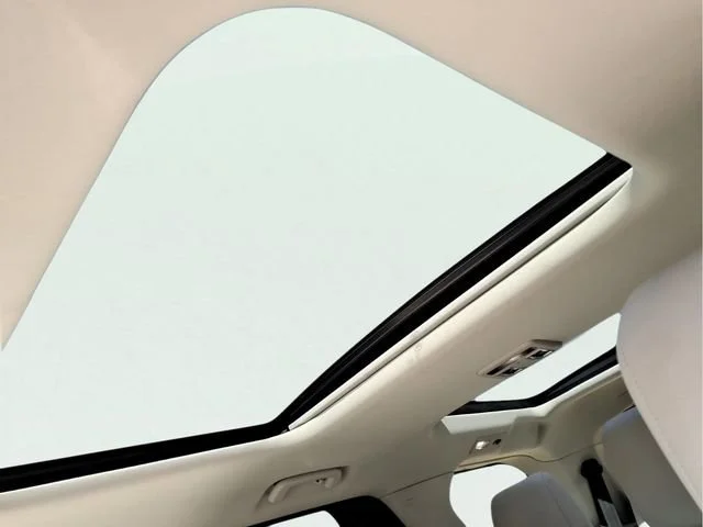 Used 2025  Land Rover S image 19