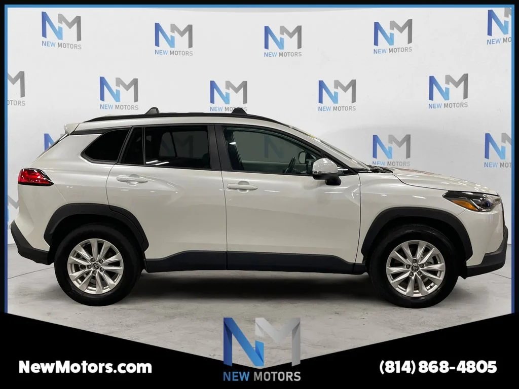 Used 2023 Pearl Toyota LE image 6
