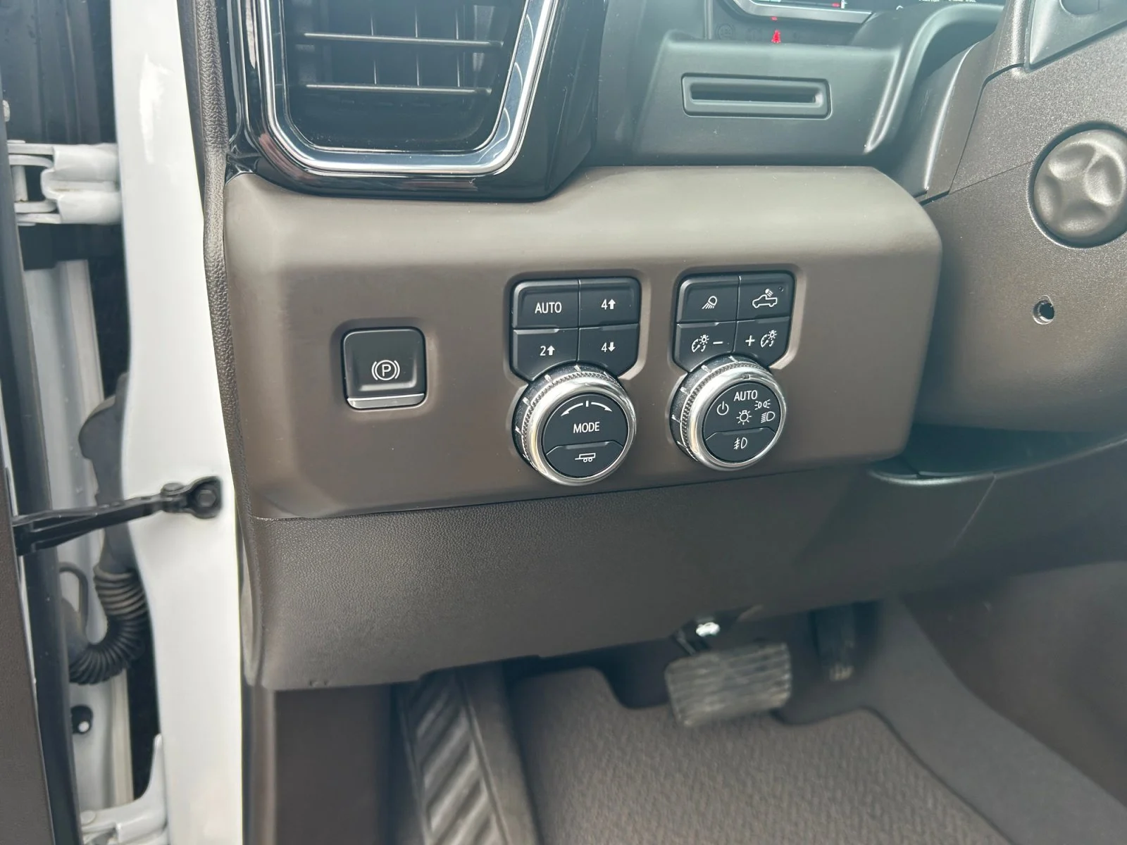 Used 2023 White GMC Denali Crew Cab image 16