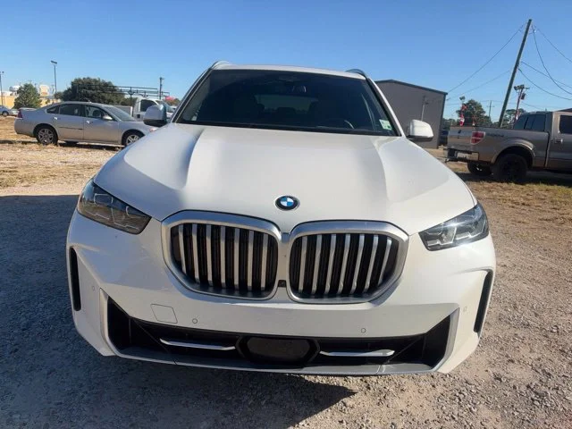 Used 2024 White BMW sDrive40i image 3