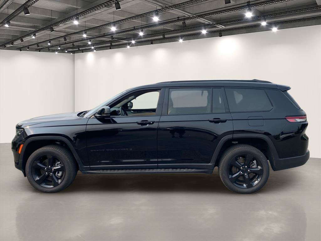 Used 2025 Diamond Black Crystal Pearlcoat Jeep Limited image 4