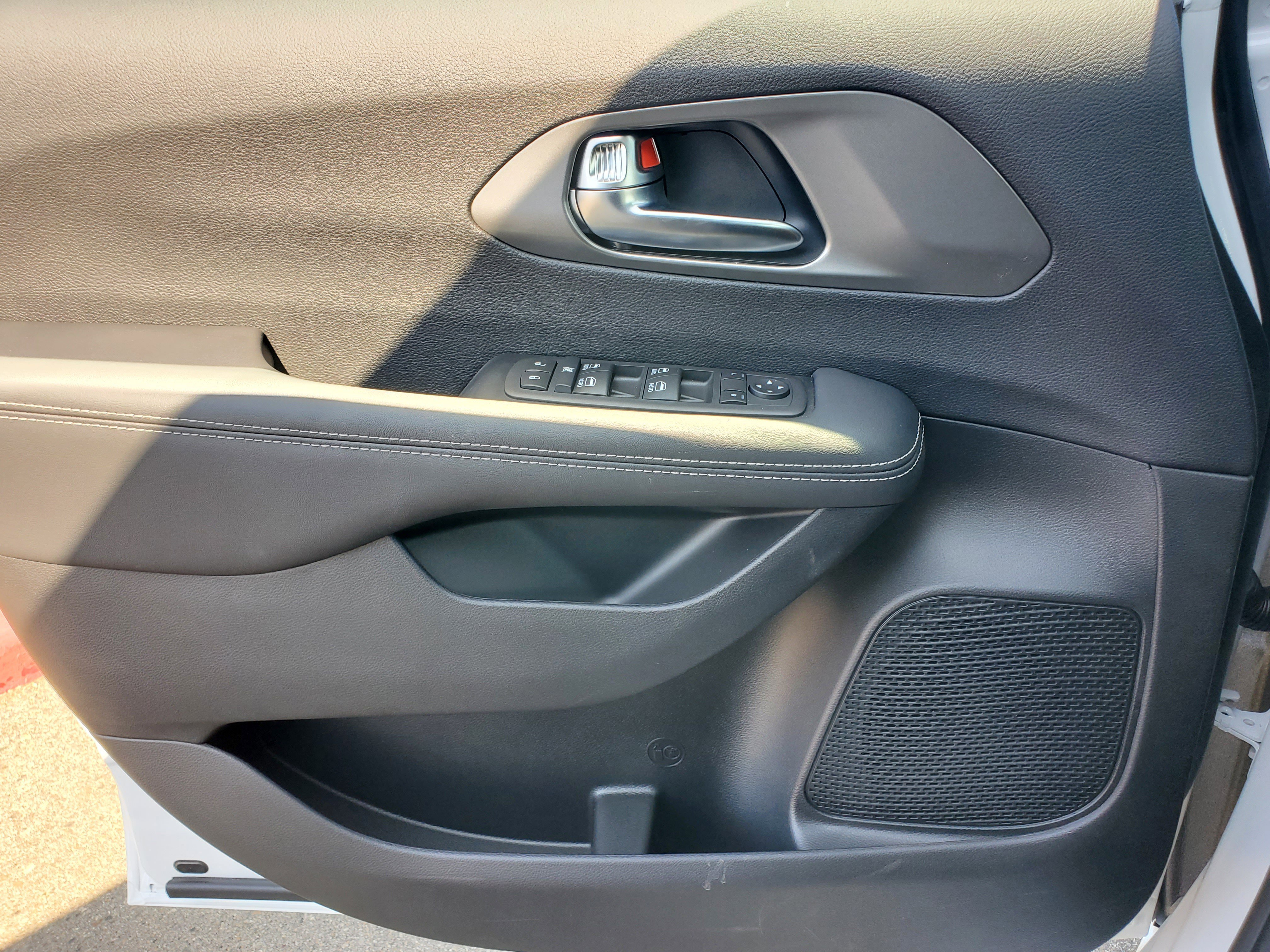 2026 Chrysler Voyager LX - Photo 27