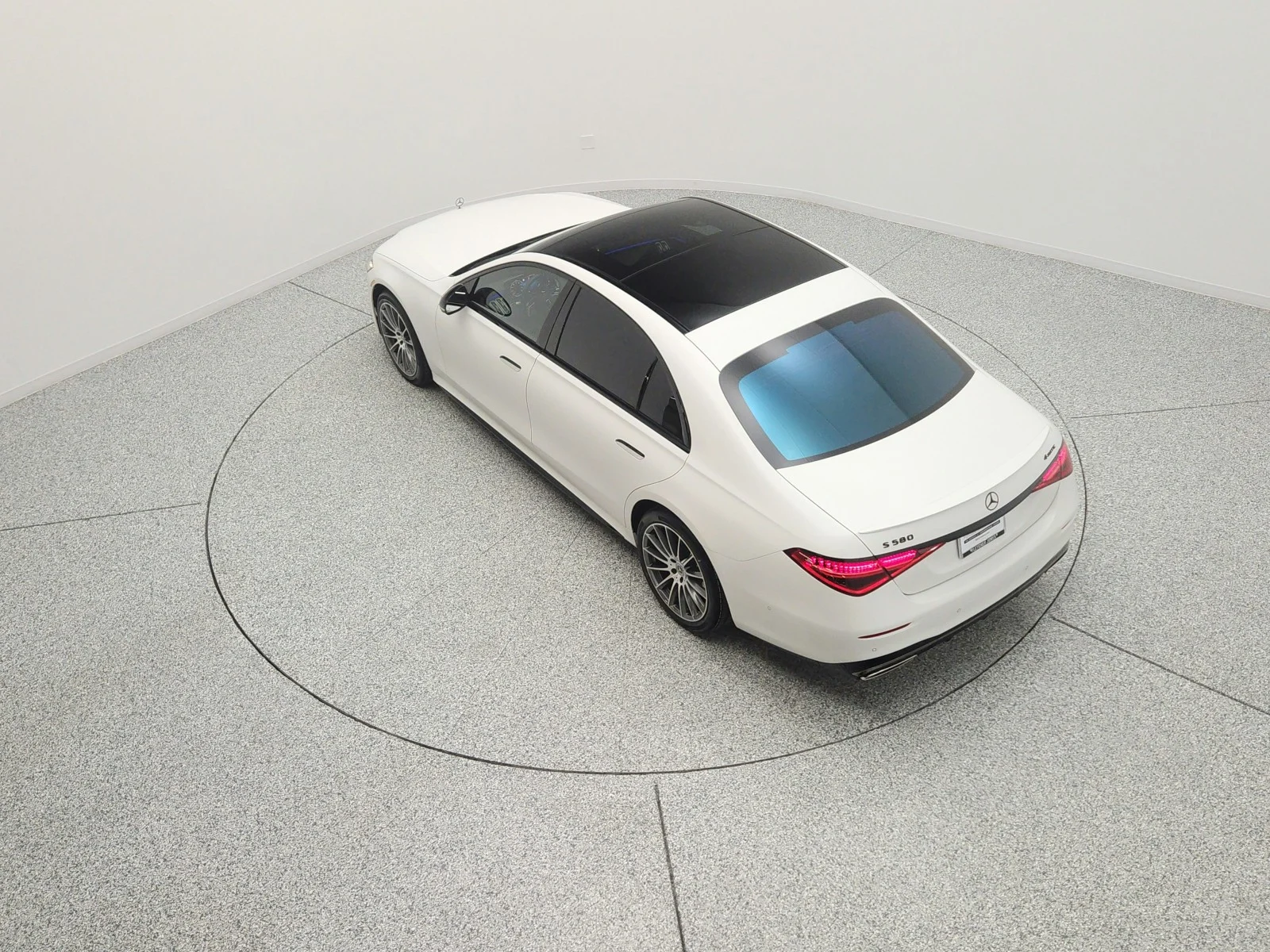 Used 2025 MANUFAKTUR Moonlight White Metallic Mercedes-Benz S 580 4MATIC® Sedan image 15
