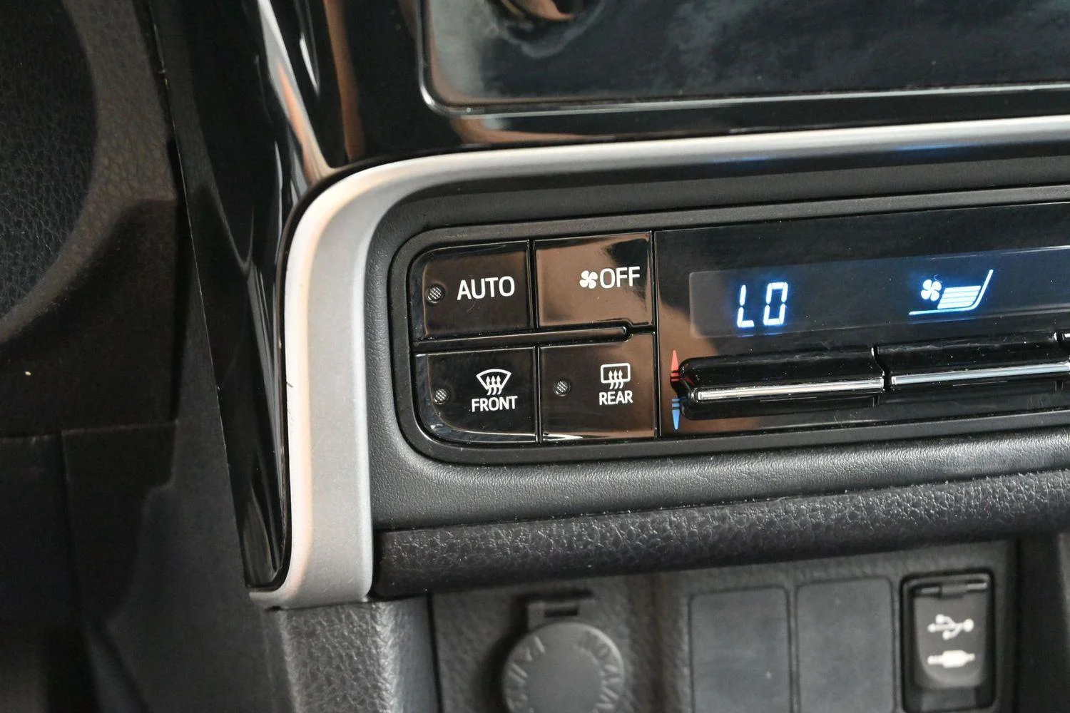 Used 2019 Classic Silver Metallic Toyota LE image 23