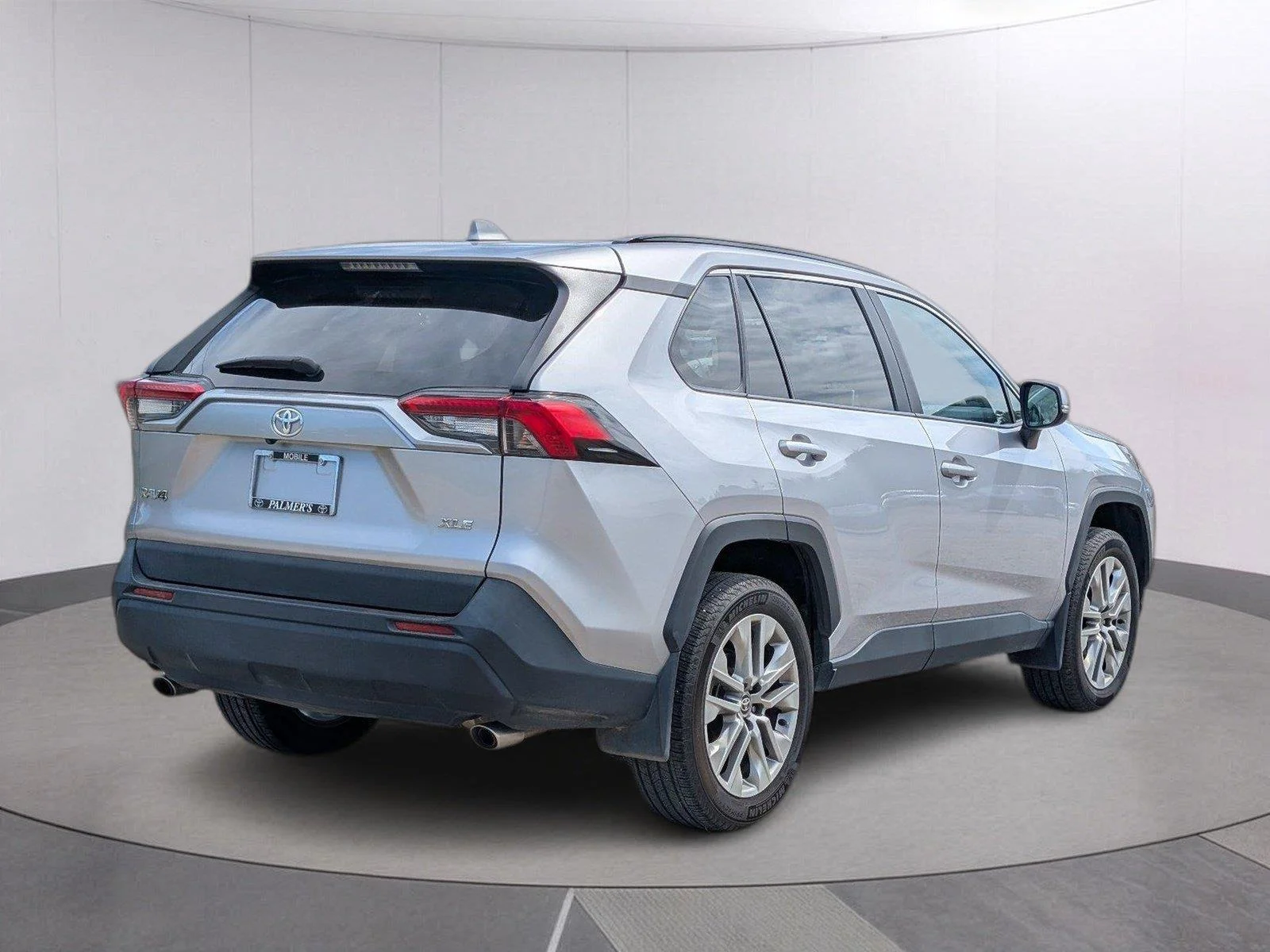 Used 2024 Silver Sky Metallic Toyota XLE Premium image 7