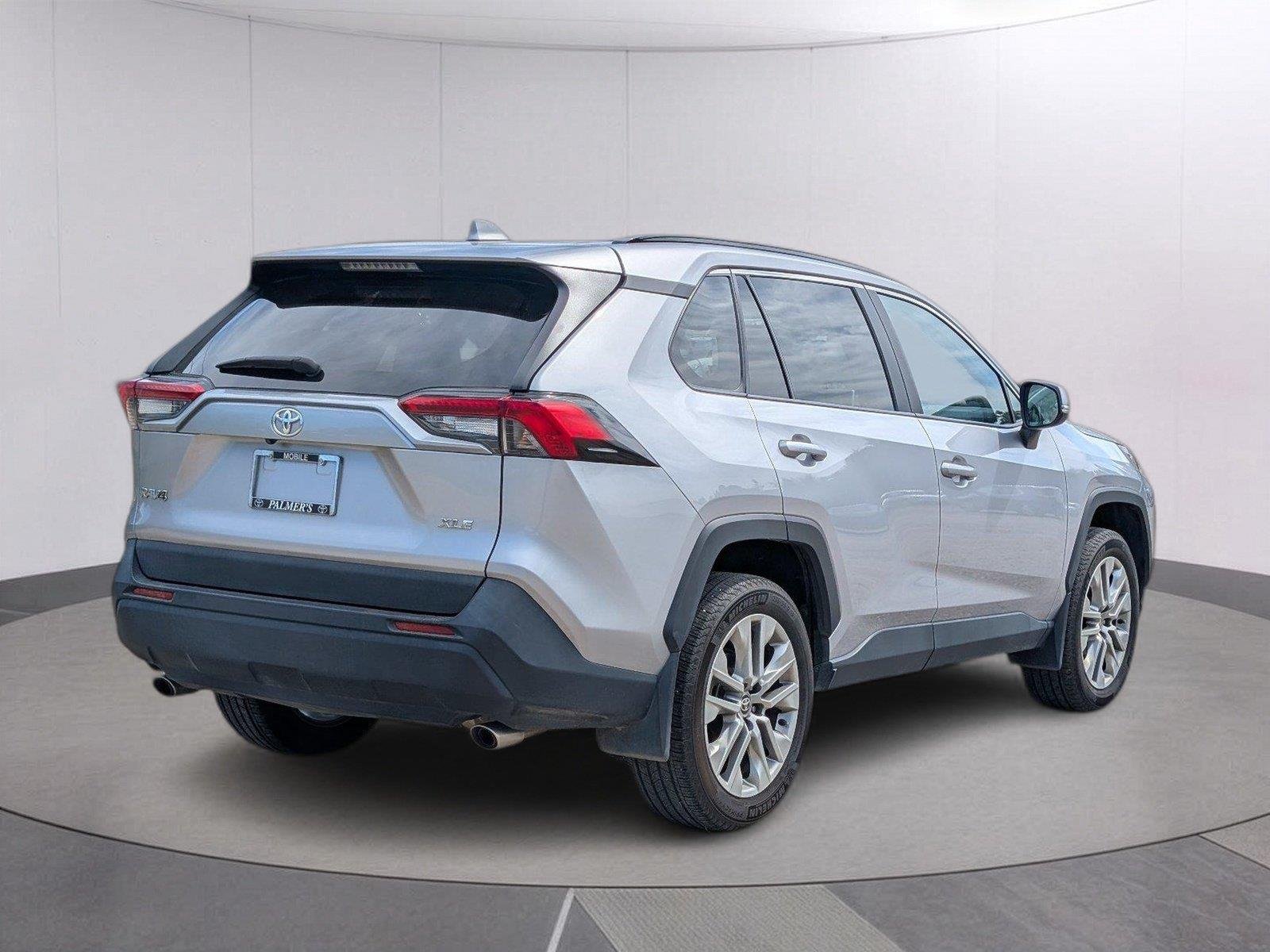 Used 2024 Silver Sky Metallic Toyota XLE Premium image 7
