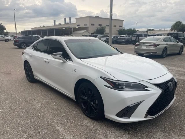 Used 2022 Ultra White Lexus ES 300h F SPORT image 1