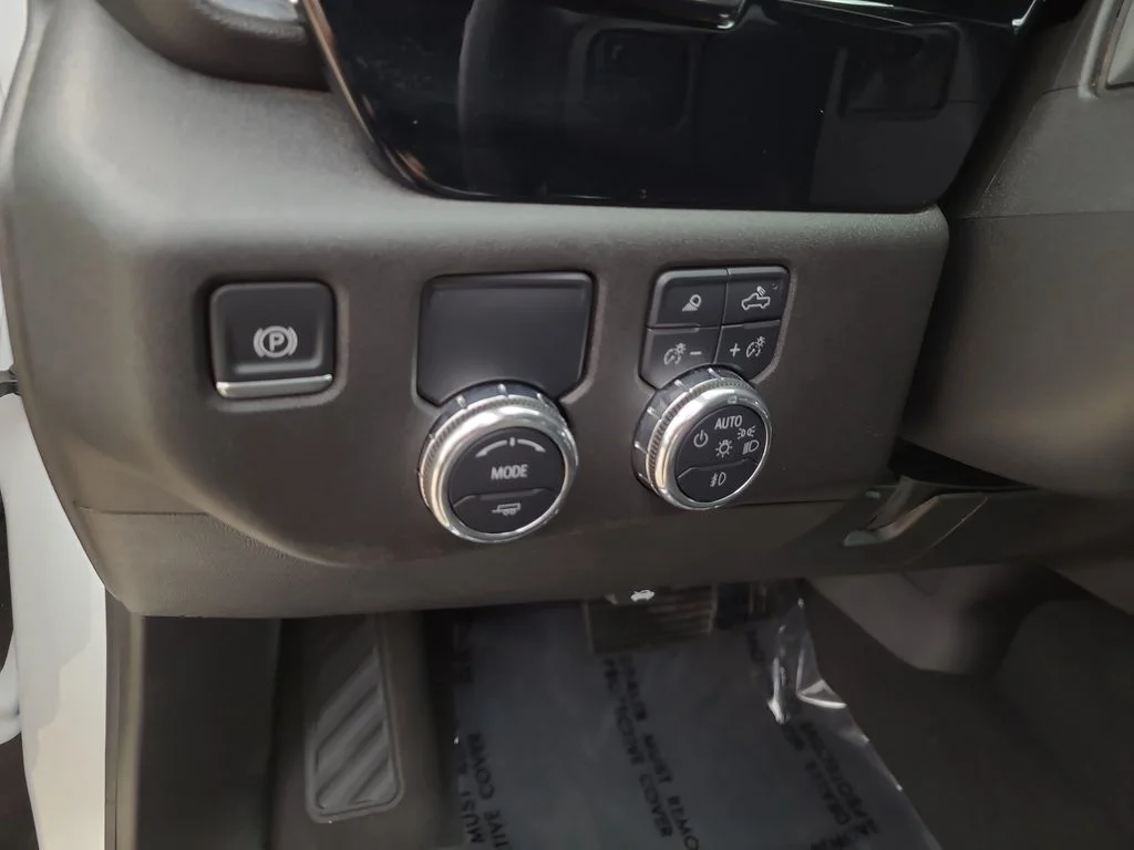 Used 2025 White GMC SLT image 23