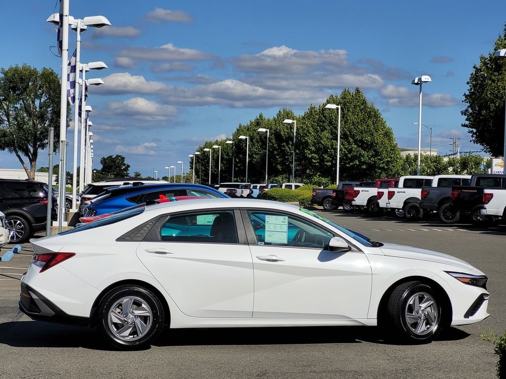 Used 2025 White Hyundai SE image 3