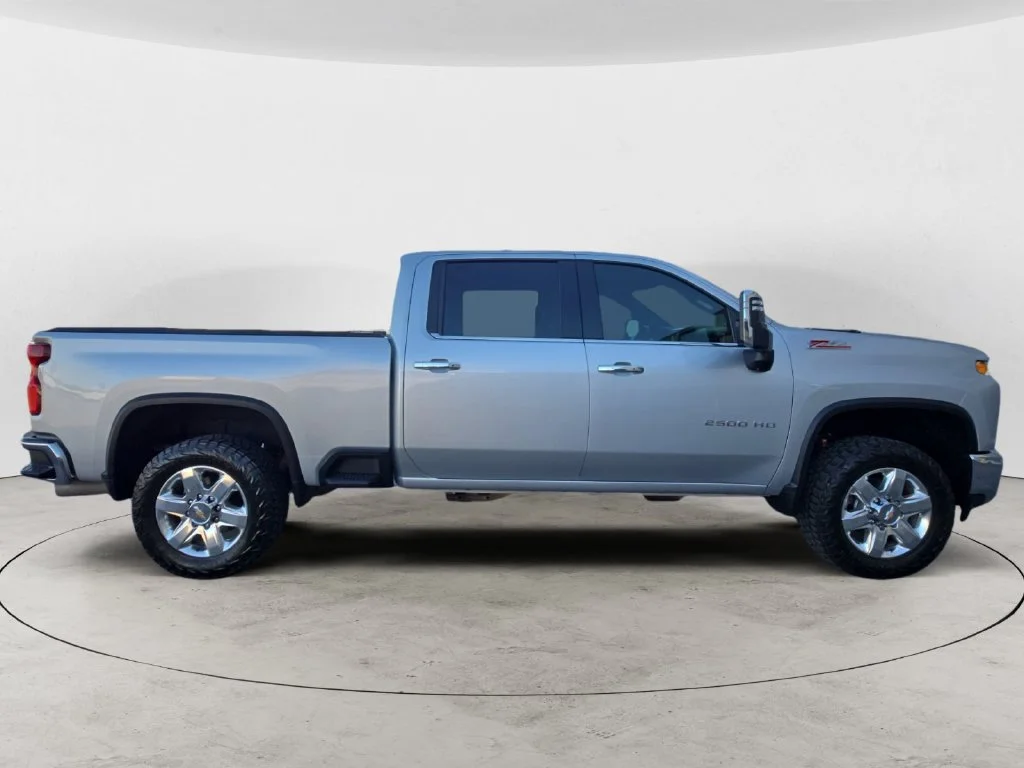 Used 2022 SILVER ICE METALLIC Chevrolet LTZ image 7