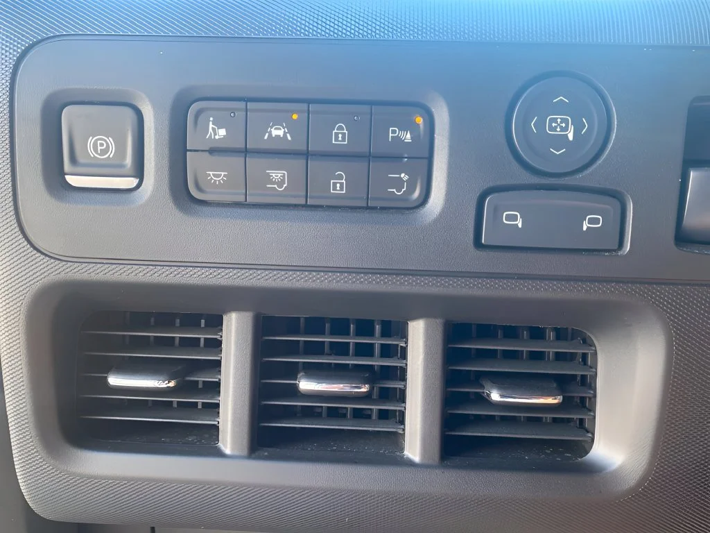 Used 2025 Oyster White Chevrolet EJY image 10