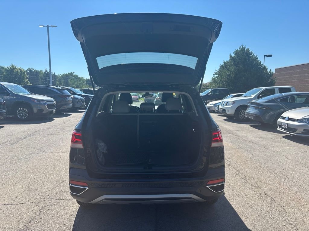 Used 2024 Black Volkswagen 1.5T SE image 6