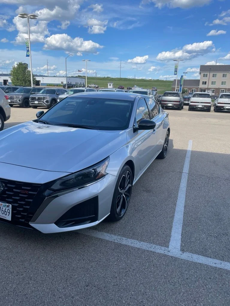 Used 2025 Silver Nissan 2.5 SR image 4