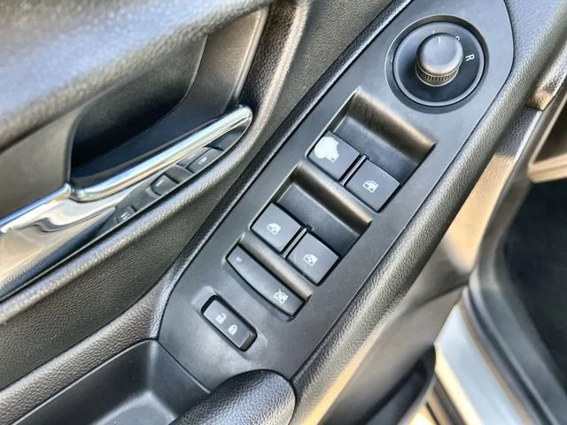 Used 2018 SUMMIT WHITE Chevrolet LT image 23
