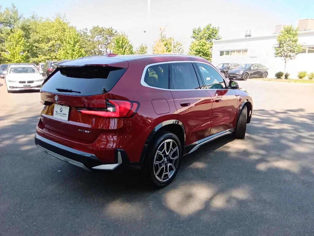 Used 2026 Vegas Red Metallic BMW xDrive28i image 7