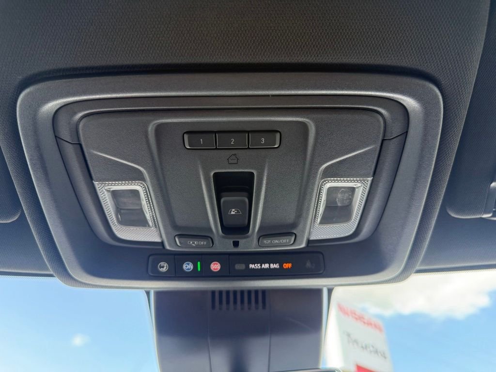 Used 2022 White GMC AT4 image 32