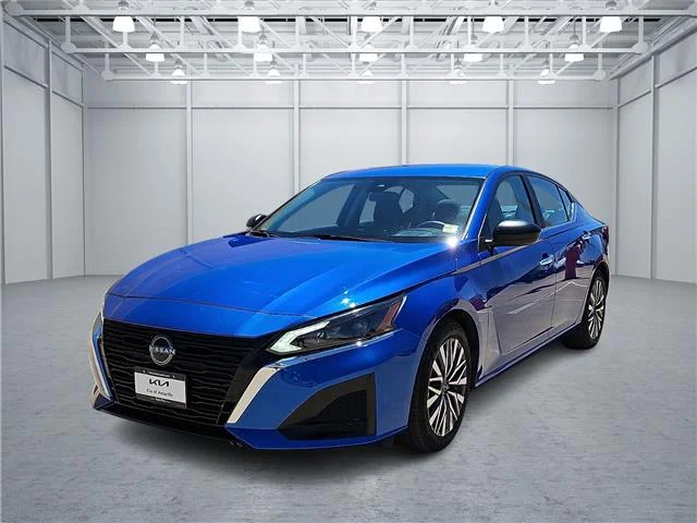 Used 2025 White Nissan SV image 1