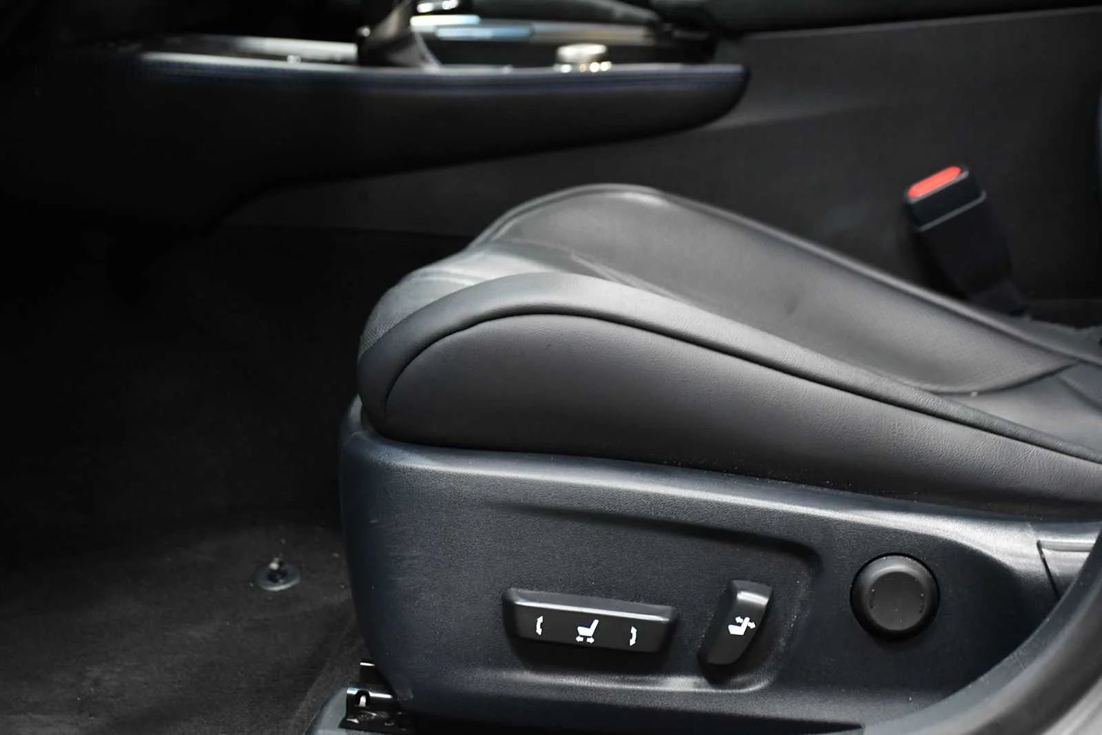 Used 2020 Liquid Platinum Lexus  image 15