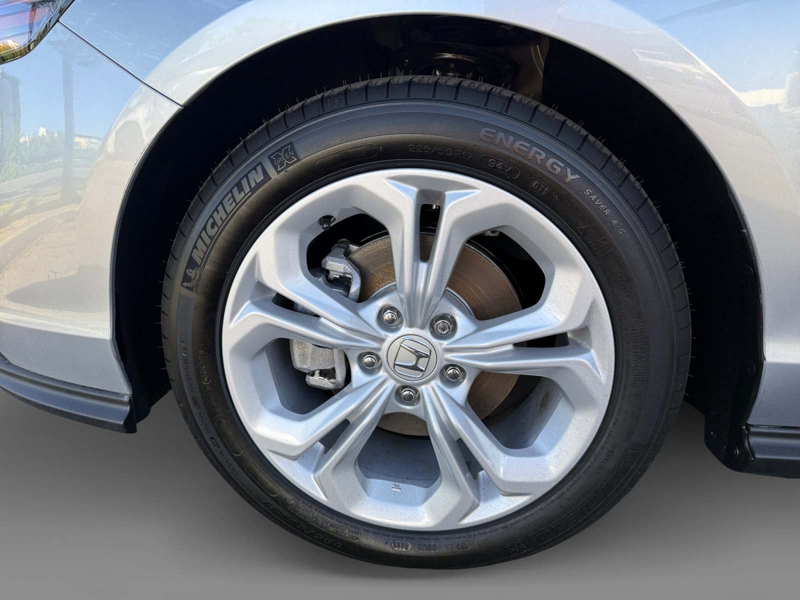 Used 2025 Solar Silver Metallic Honda LX image 9