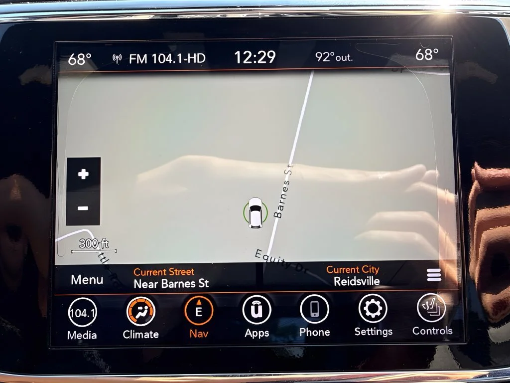 Used 2022  Jeep Limited image 28
