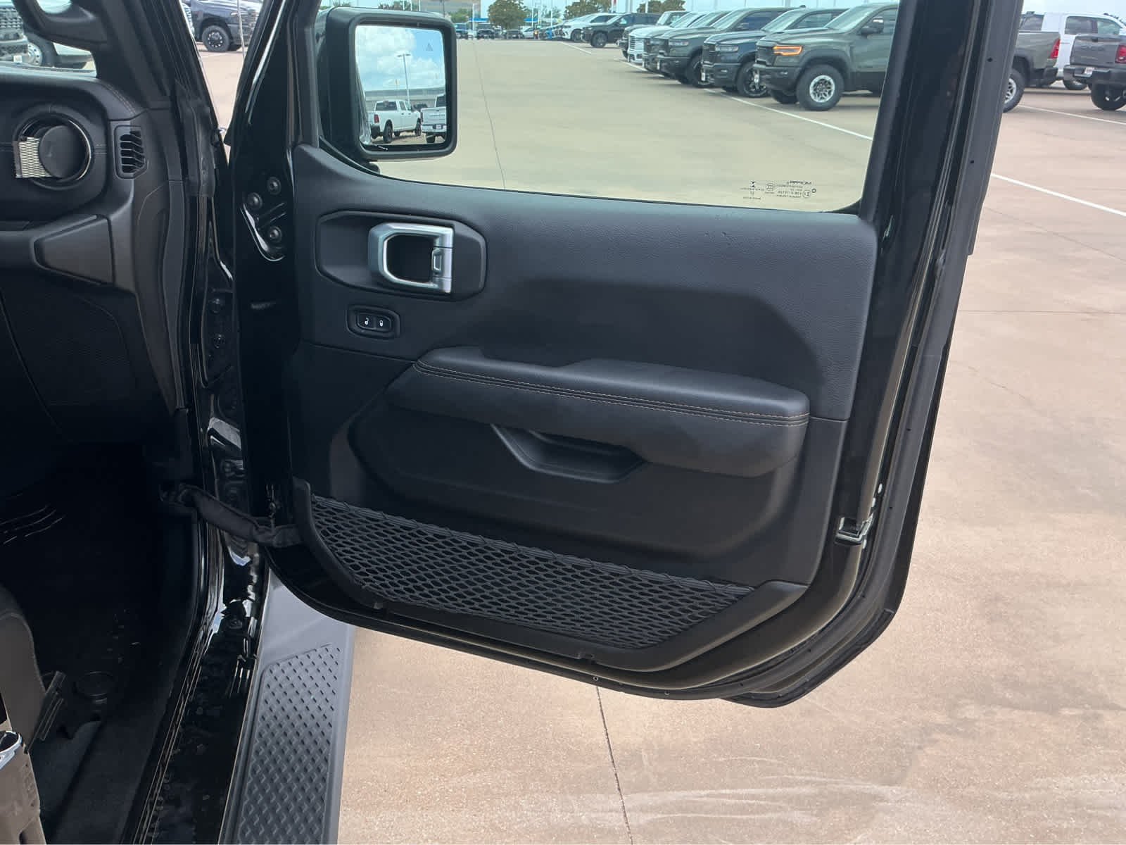 Used 2022 Black Clearcoat Jeep High Altitude image 20