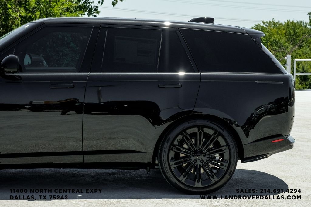 New 2026 Santorini Black Metallic Land Rover SE image 15