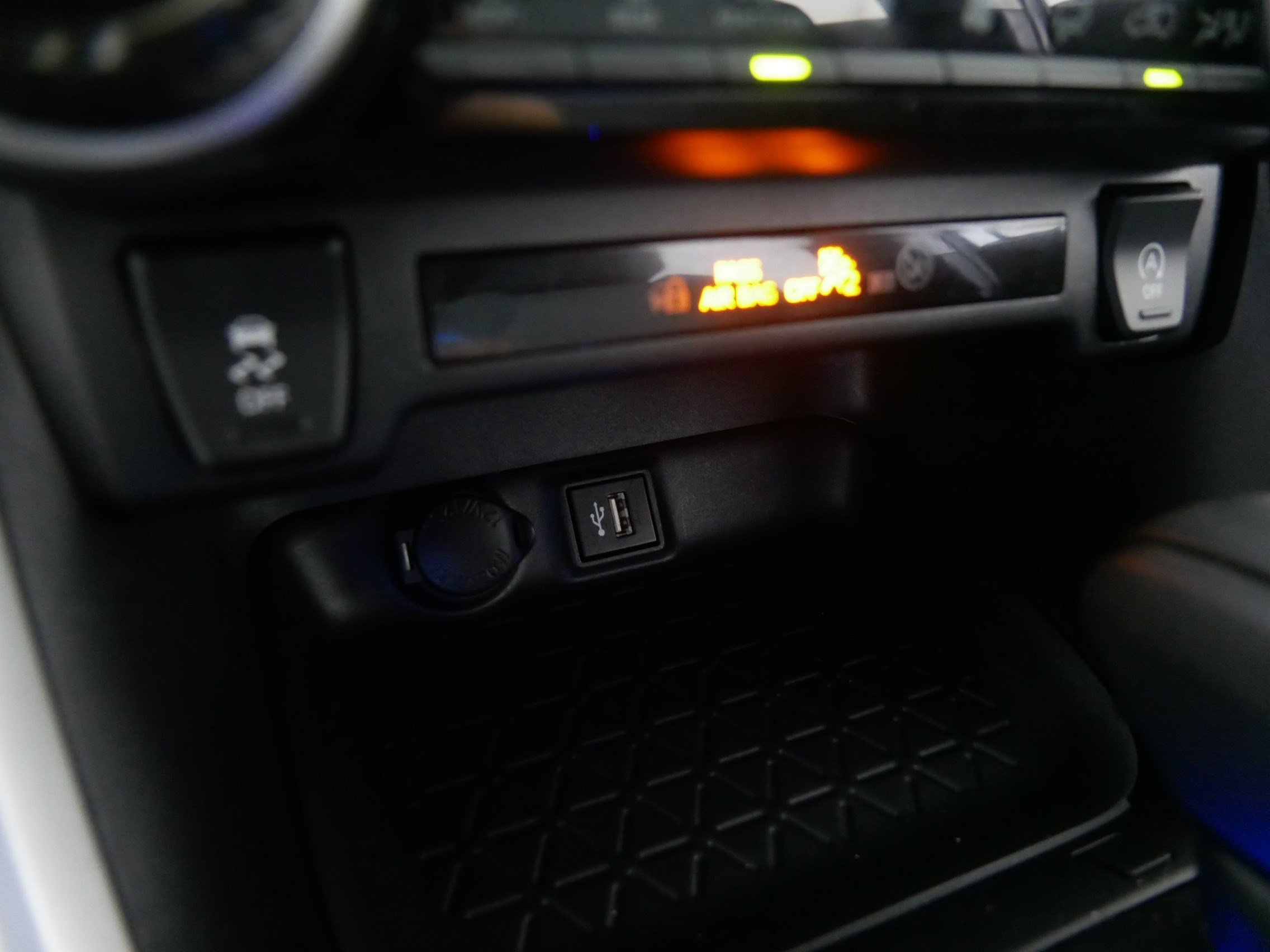 2024 Toyota RAV4 XLE - Photo 30