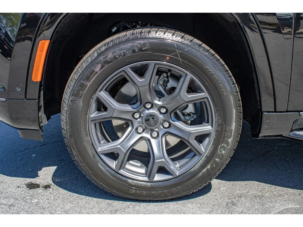 New 2026 HIGH GLOSS BLACK Jeep Limited Altitude image 5