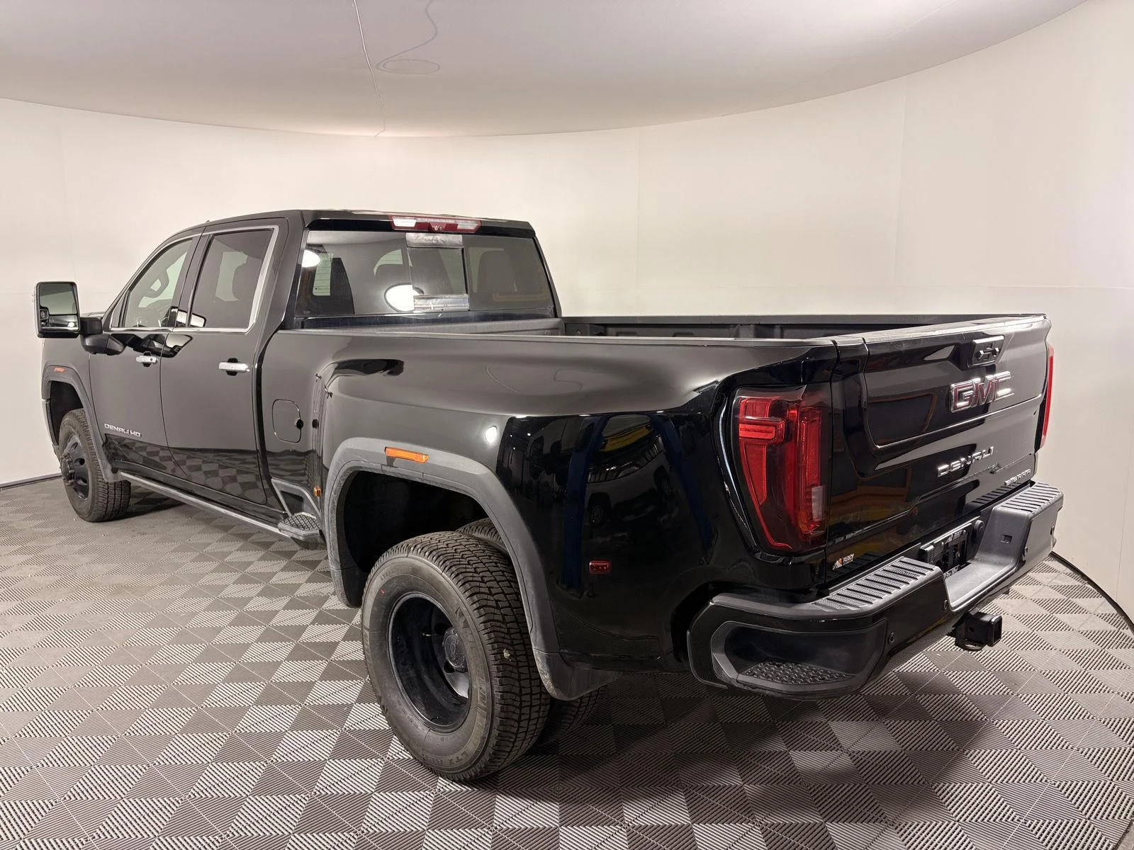 Used 2023 Onyx Black GMC Denali DRW image 3