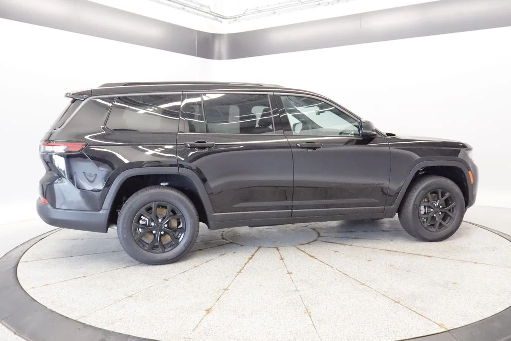 New 2026 Diamond Black Crystal Pearl-Coat Exterior Paint Jeep Laredo image 8