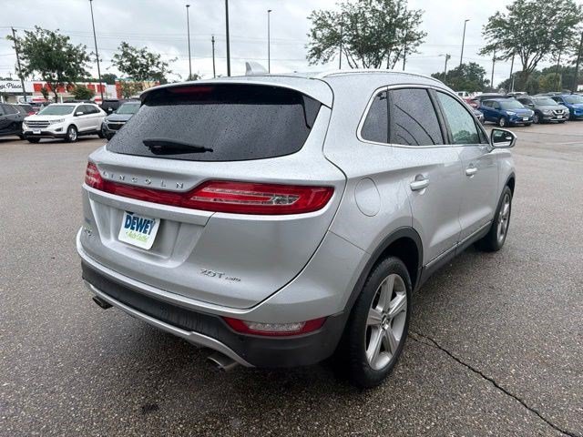 Used 2017 Ingot Silver Lincoln Premiere image 5