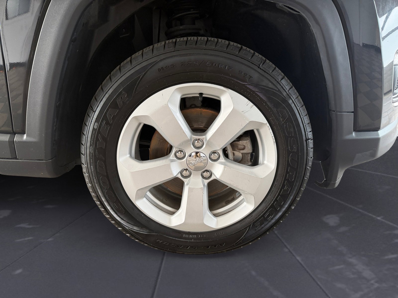 Used 2019 Diamond Black Crystal Pearlcoat Jeep Latitude image 42