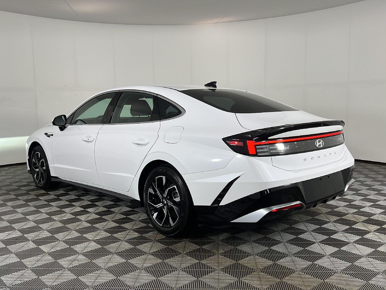 Used 2025  Hyundai  image 6
