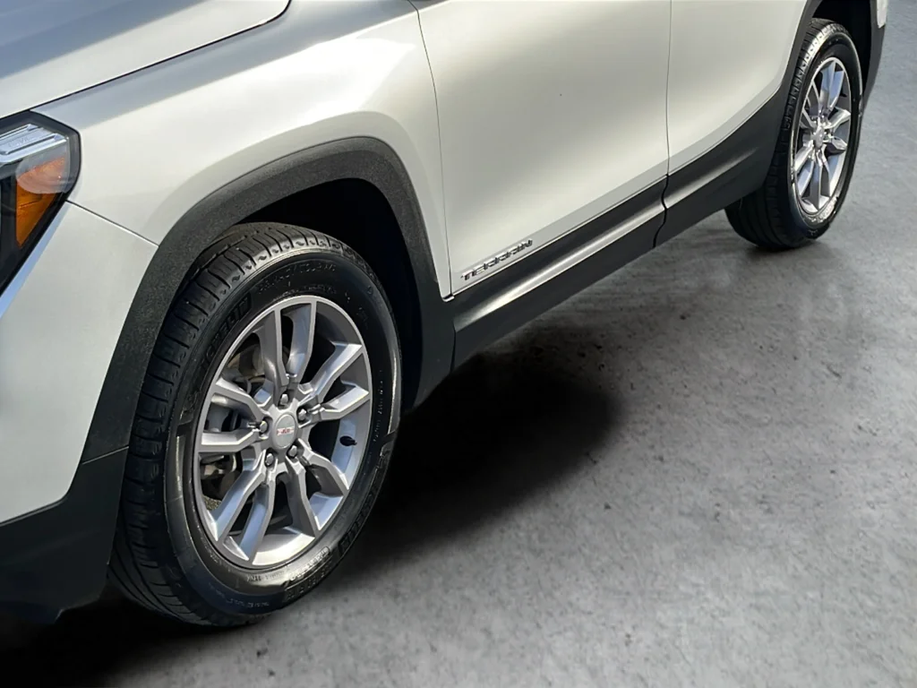Used 2022 Silver GMC SLT image 42