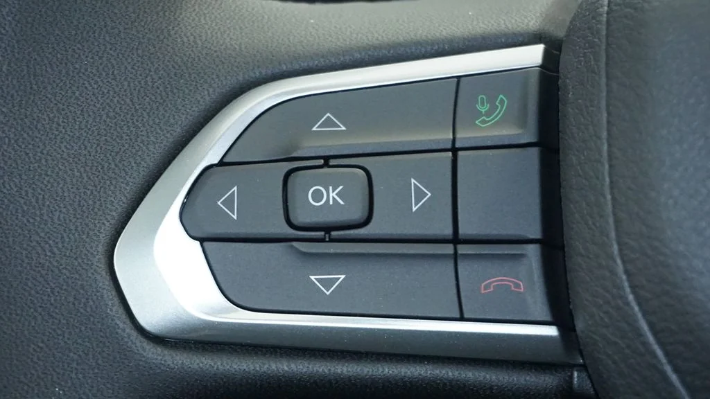 New 2026 Diamond Black Crystal Pearlcoat Jeep Latitude image 41